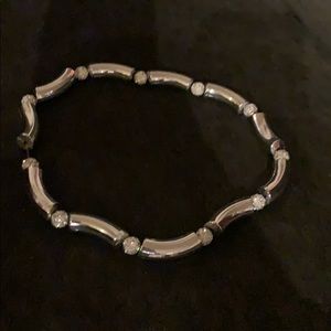 Stretchy chocker style necklace